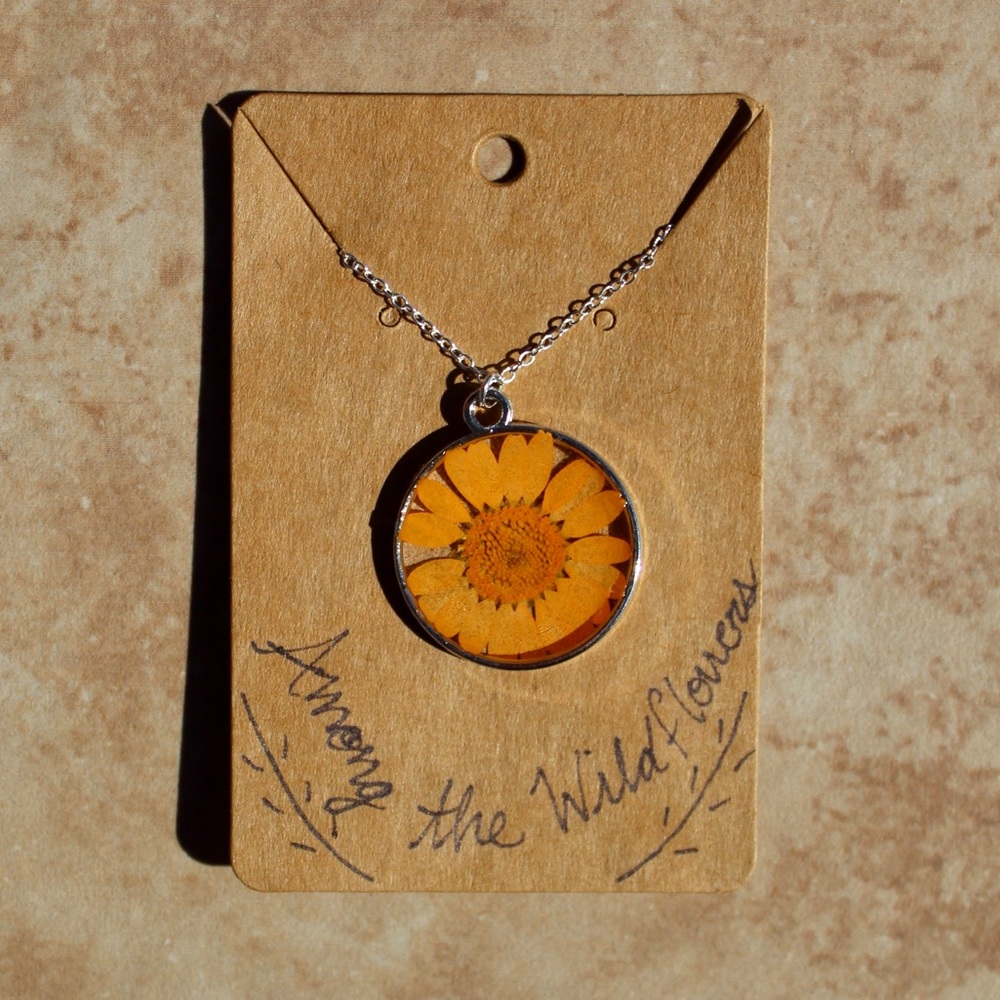 ‼️1 LEFT‼️ ORANGE DAISY NECKLACE